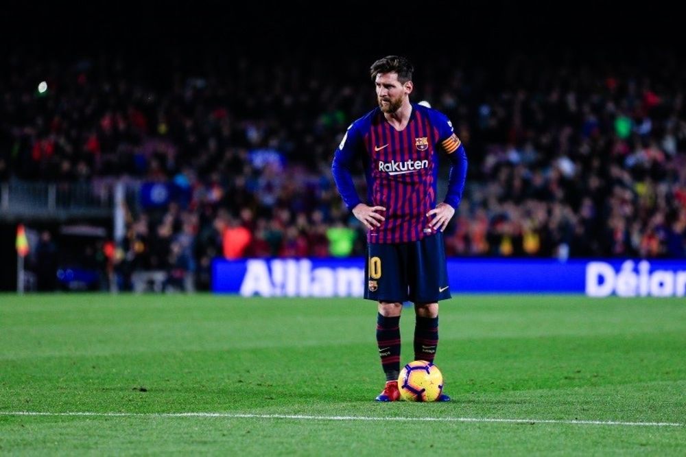 Leo Messi, preparándose para lanzar una falta.