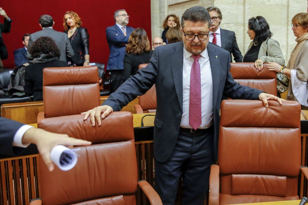 El juez en excedencia Francisco Serrano y cabeza de lista de Vox, en su escaño en el Parlamento de Andalucía en Sevilla.