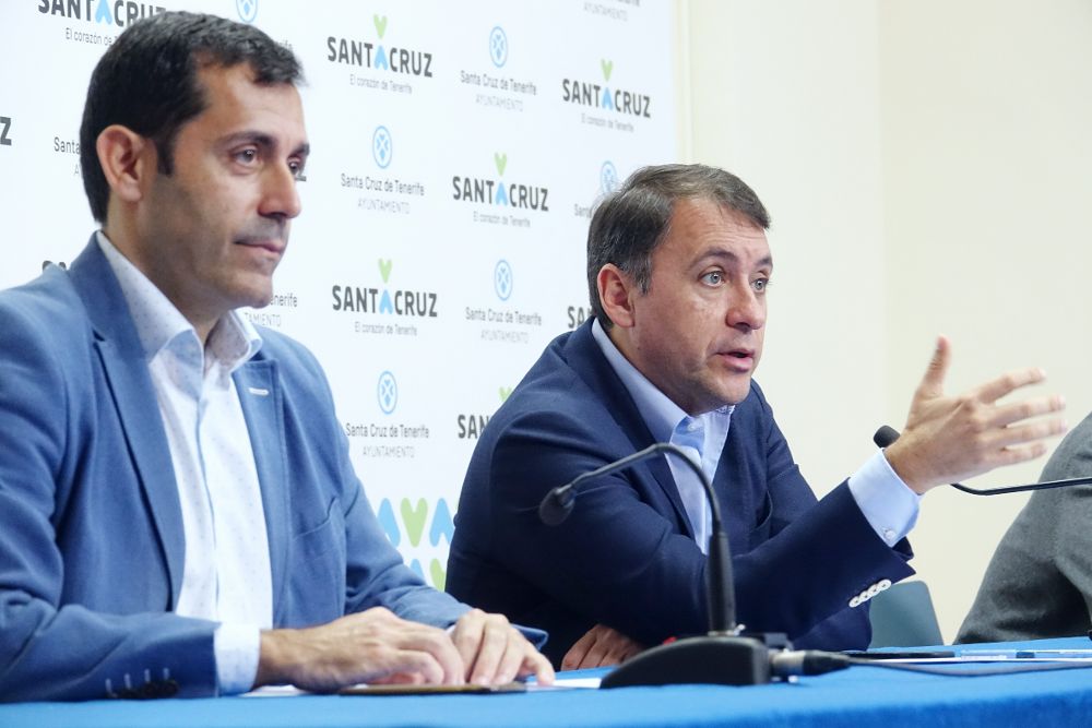 Presentación de la oficina a cargo del concejal de Hacienda (i), Juan José Martínez, y del alcalde.