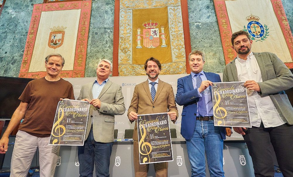 Presentación del Concierto Extraordinario de Año Nuevo en Arafo.La Agrupación Artístico-Musical La Candelaria (a la derecha, su director, Carlos Daniel Albertos) y el cantante Luis Morera (i) son los protagonistas.