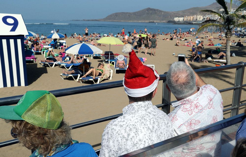 Turistas y vecinos de Las Palmas de Gran Canaria disfrun de un día de Navidad al sol en la playa de Las Canteras, con temperaturas de 28 grados.
