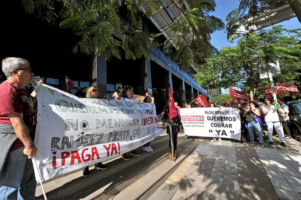 Uno de los actos de protesta se desarrolló ante el edificio de Usos Múltiples II de Santa Cruz de Tenerife.