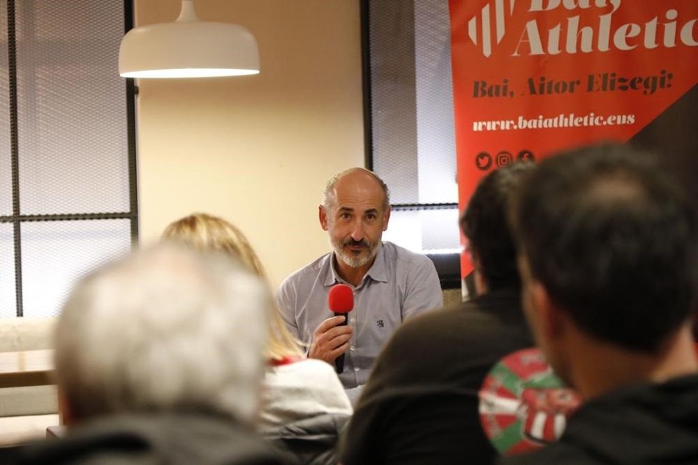 El nuevo presidente del Athletic Club, Aitor Elizegi, realizando sus declaraciones.