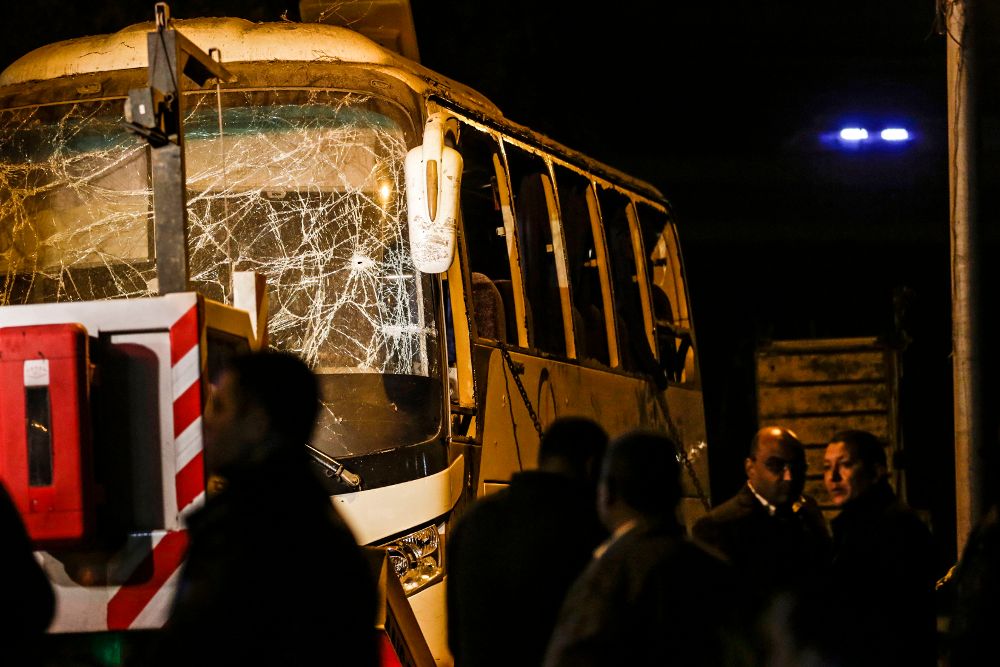 El autobús que fue atacado con un bomba en la afueras de El Cairo.