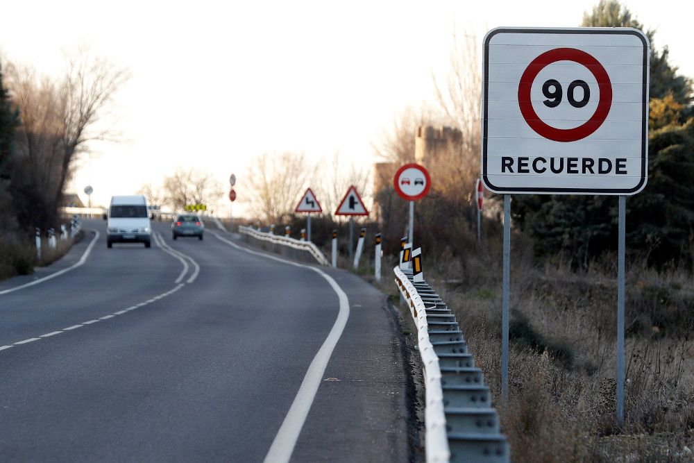 Una de las medidas para disminuir la siniestralidad, ya aprobada por el Consejo de Ministros, es reducir a 90 el límite de velocidad en las carreteras convencionales.