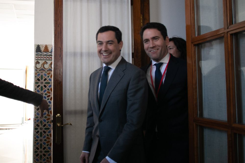 Teodoro García Egea (d) con el líder del PP andaluz Juanma Moreno.