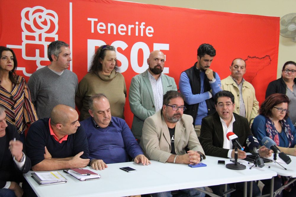 El PSOE de Tenerife pidió públicamente "un auténtico servicio público de guaguas para el Norte" de la isla. A la derecha, sentado, Pedro Martín.