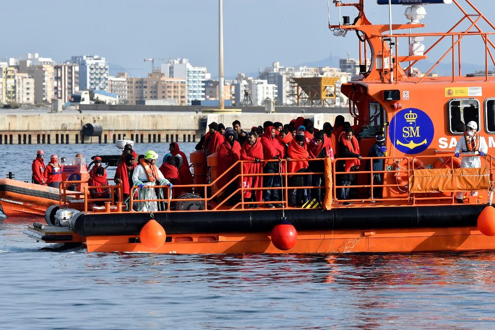 Salvamento Marítimo traslada al puerto de Almería a 58 personas, muchas de origen paquistaní, rescatadas este jueves cuando viajaban en una patera en el mar de Alborán. 