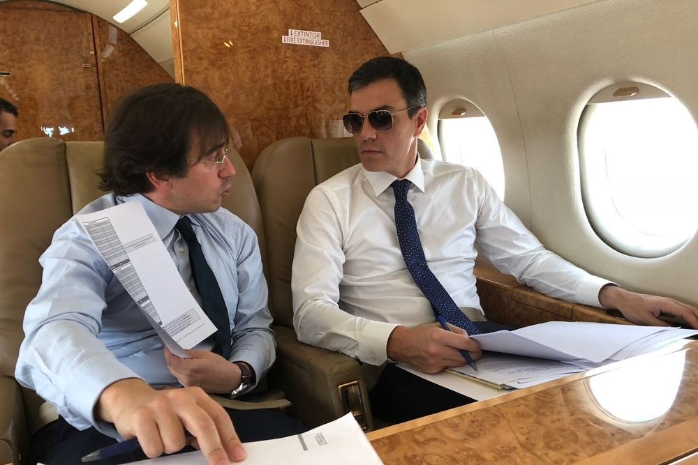 Pedro Sánchez (d), en el avió que utiliza para sus desplazamientos, con el secretario general de Asuntos Internacionales, José Manuel Albares.