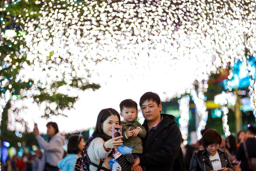 Ciudadanos disfrutan de las luces de Navidad en Taipei, Taiwán.