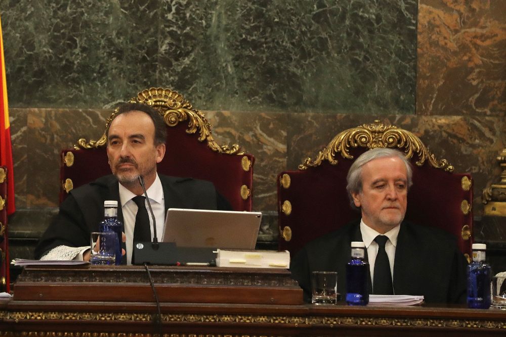 Manuel Marchena (i) preside el tribunal, junto al juez Juan Ramón Berdugo (d), al inicio de la vista por las cuestiones previas del caso del "procés".