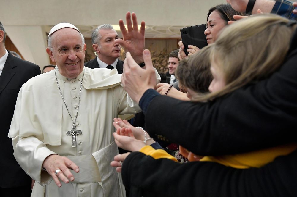 El papa Francisco (i) saluda a sus fieles durante la audiencia general ofrecida en el Vaticano.