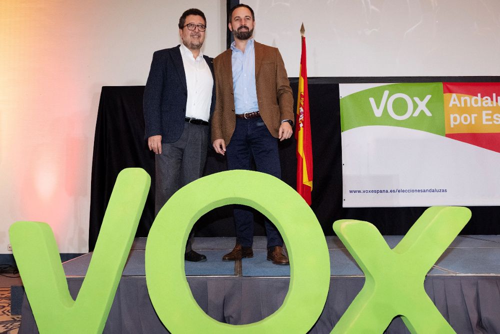 El presidente de Vox, Santiago Abascal (d), y Francisco Serrano.