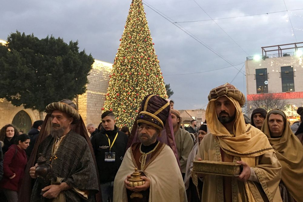Momento de la parada que los Reyes Magos han hecho en la ciudad cisjordana de Belén. 