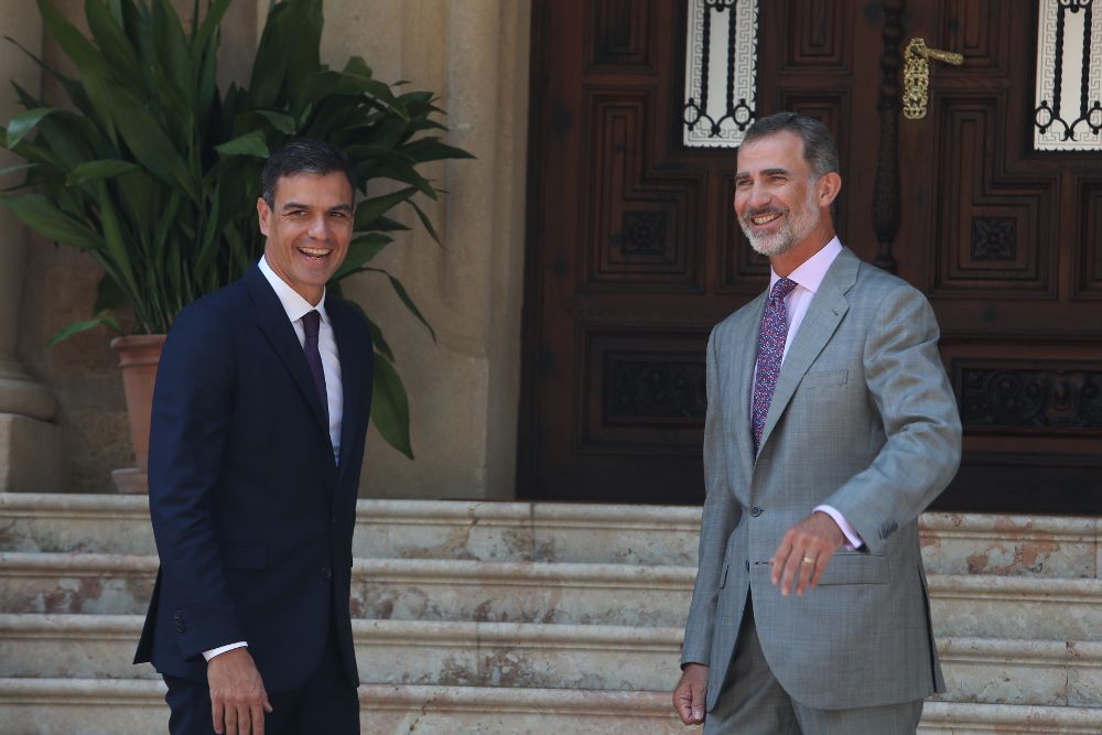 Archivo: Pedro Sánchez, y el Rey Felipe VI en el Palacio de Marivent de Palma.