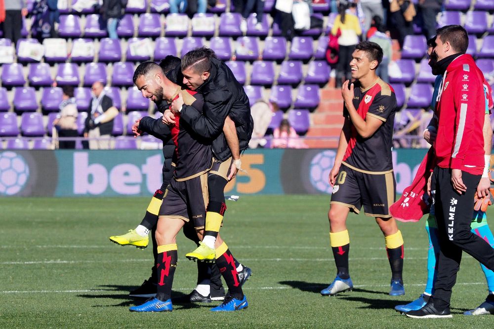 Los jugadores del Rayo Vallecano festejan su triunfo sobre el Real Valladolid.