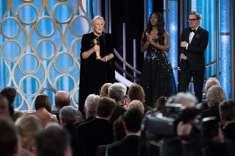 La actriz estadounidense Glenn Close recibe el premio a la mejor actriz de una película dramática por "La buena esposa" durante la 76 edición de los Globos de Oro.