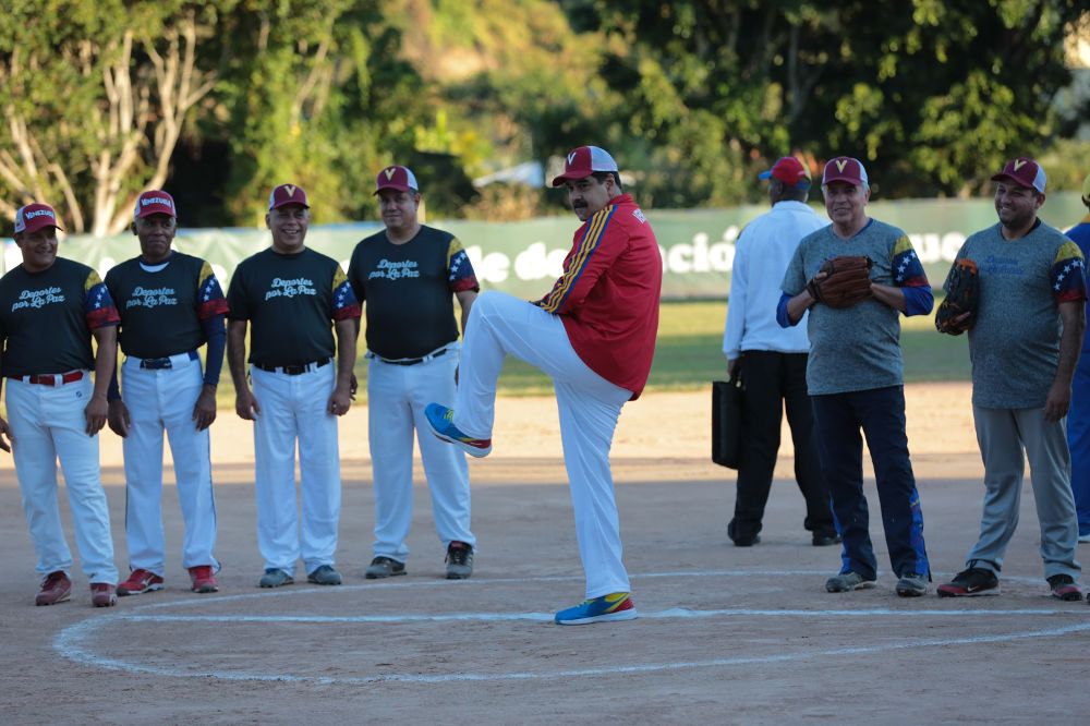 El presidente de Venezuela, Nicolás Maduro (c), en un juego de béisbol que se desarrolló en Fuerte Tiuna, en Caracas.