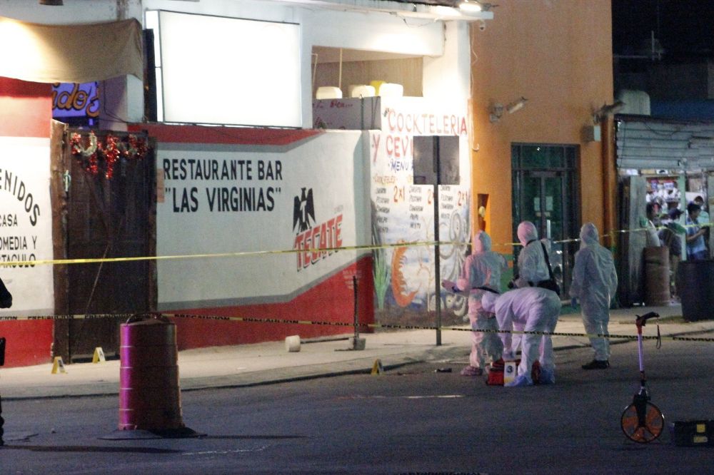 Peritos forenses recaban información en la zona del restaurante bar "Las Virginias", en Playa del Carmen.