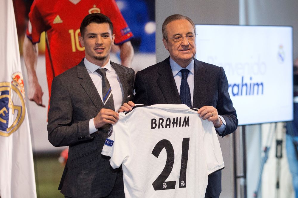 Brahim Díaz fue presentado como nuevo jugador del Real Madrid en el palco de honor del estadio Santiago Bernabéu por el presidente del club, Florentino Pérez.