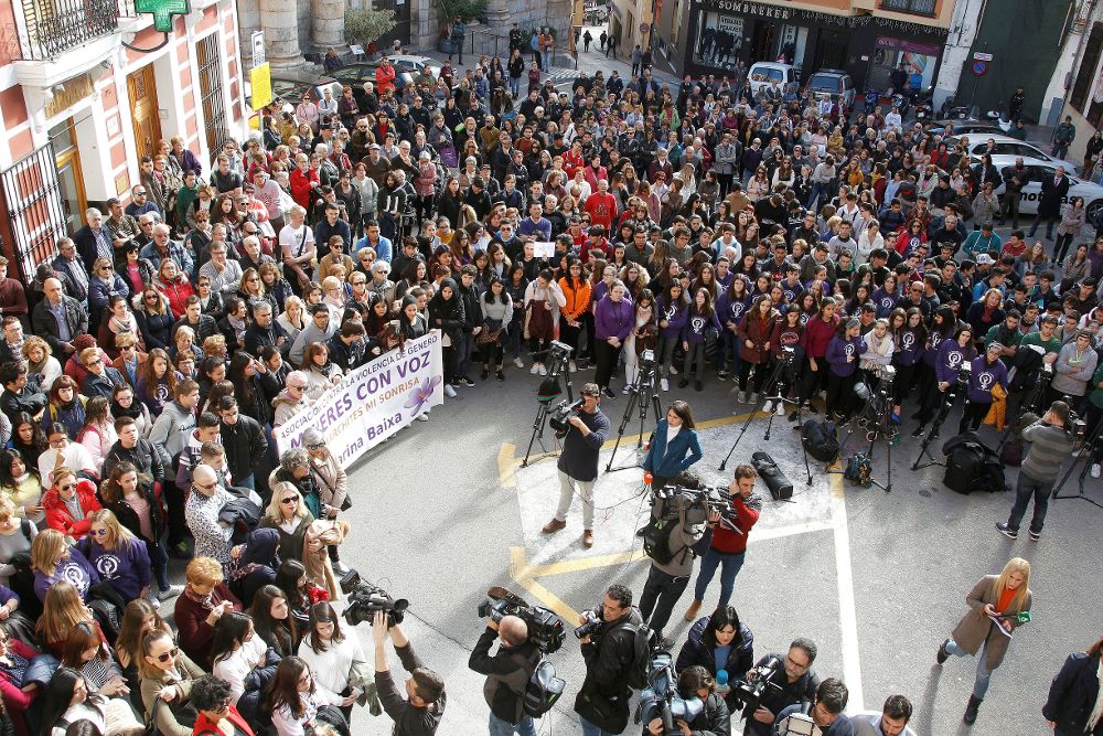 Más de trescientas personas se han concentrado hoy junto al ayuntamiento de Callosa d'En Sarrià (Alicante), para expresar su repulsa a la supuesta agresión sexual de cuatro individuos a una joven de 19 años durante la Nochevieja. 