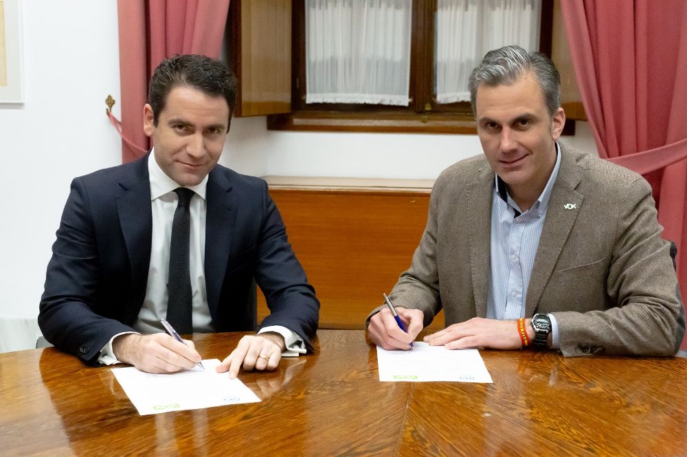García Egea y Ortega Smith firman un acuerdo sobre la Mesa del Parlamento andaluz.