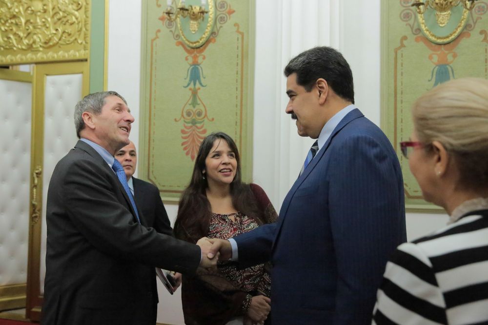 Nicolás Maduro con el director de la compañía petrolera francesa Maurel&Prom, Michel Hochard.