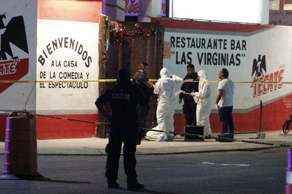 Peritos forenses recaban información en la zona del restaurante bar "Las Virginias", en Playa del Carmen, en el estado de Quintana Roo.