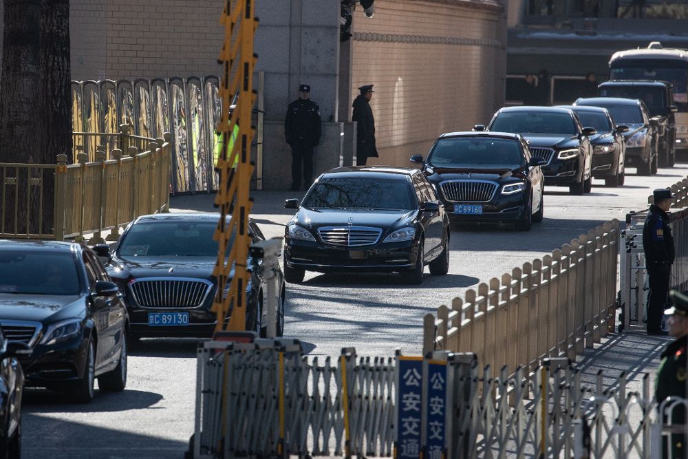 Un vehículo, que supuestamente lleva al líder norcoreano, Kim Jong-un, sale de la estación de tren hoy, en Beijing (China).