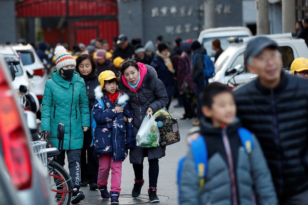 Los padres acuden a recoger a sus hijos a la escuela de primaria en Xuanwu (China).