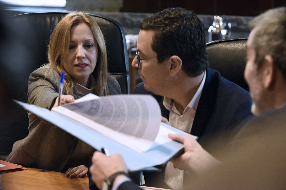 La consejera de Hacienda, Rosa Dávila, recoge unos documentos que le entrega el presidente de Canarias, Fernando Clavijo (d), antes de comenzar la reunión semanal del Consejo de Gobierno.