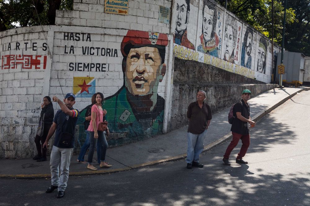 Seguidores del presidente venezolano Nicolás Maduro participan en una caravana de apoyo.