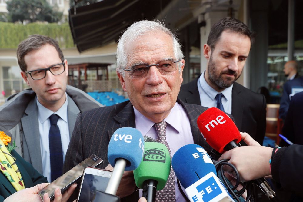 El ministro de Asuntos Exteriores de España, Josep Borrell, contesta a las preguntas de los periodistas.