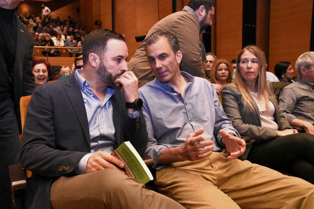 El presidente de Vox, Santiago Abascal (i), junto al secretario general del partido, Javier Ortega Smith.