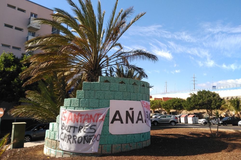 Pancarta puesta junto a las viviendas afectadas cuando se supo que el Banco Santander las había vendido sin avisar a los inquilinos.