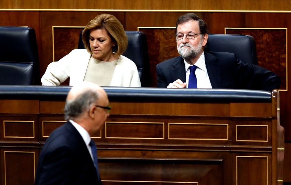 Mariano Rajoy, María Dolores de Cospedal y Cristóbal Montoro en el debate sobre los Presupuestos en el Congreso. Los agravios comparativos que denuncia el Tribunal se dieron en su etapa al frente del Gobierno.