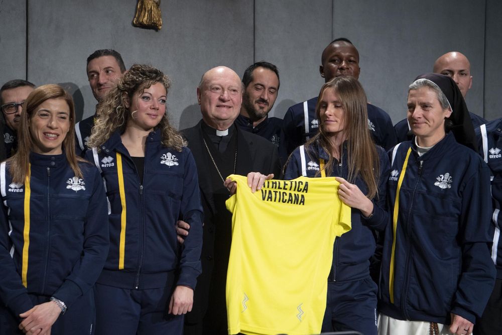 Gianfranco Ravasi (c), posa junto a varios integrantes del equipo de atletismo del Vaticano.