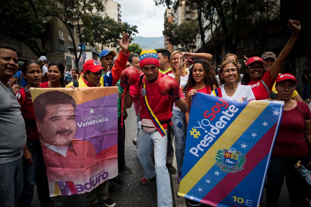 Simpatizantes del presidente de Venezuela, Nicolás Maduro, celebran su investidura.