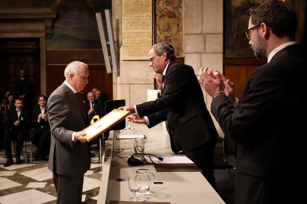 La Generalitat concede su medalla de oro a la expresidenta de la Cámara catalana, que recoge su marido.