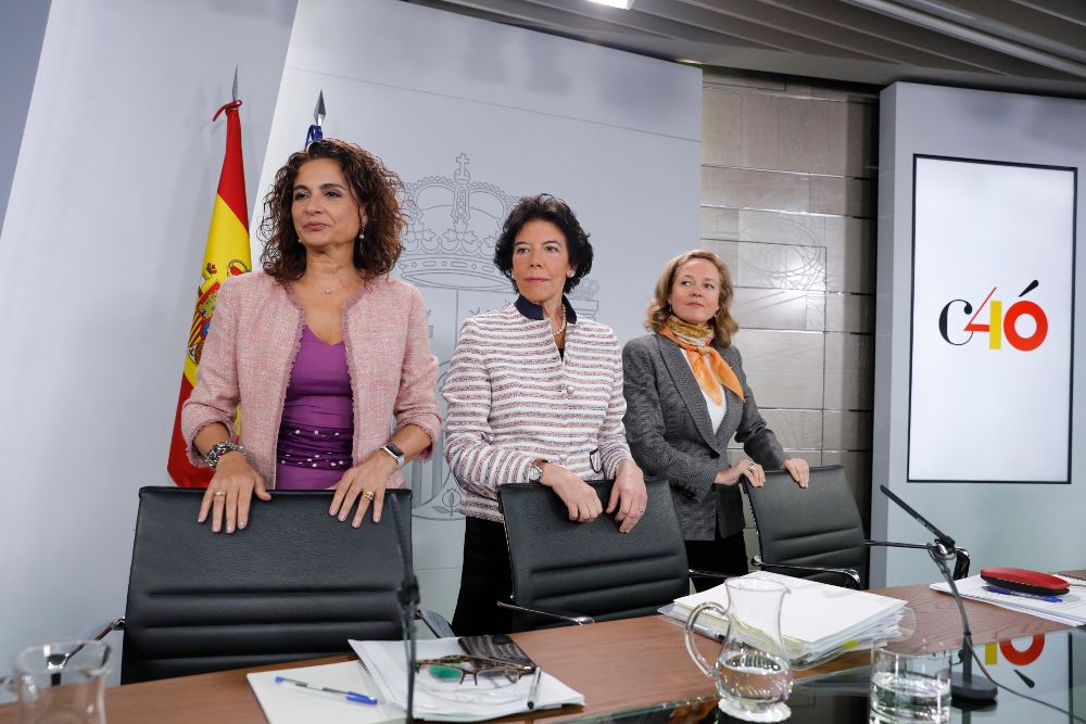 María Jesús Montero (i), ministra de Hacienda, Isabel Celaá, ministra portavoz del Gobierno (C), y Nadia Calviño, ministra de Economía y Empresa, en la rueda de prensa tras un Consejo de Ministros.