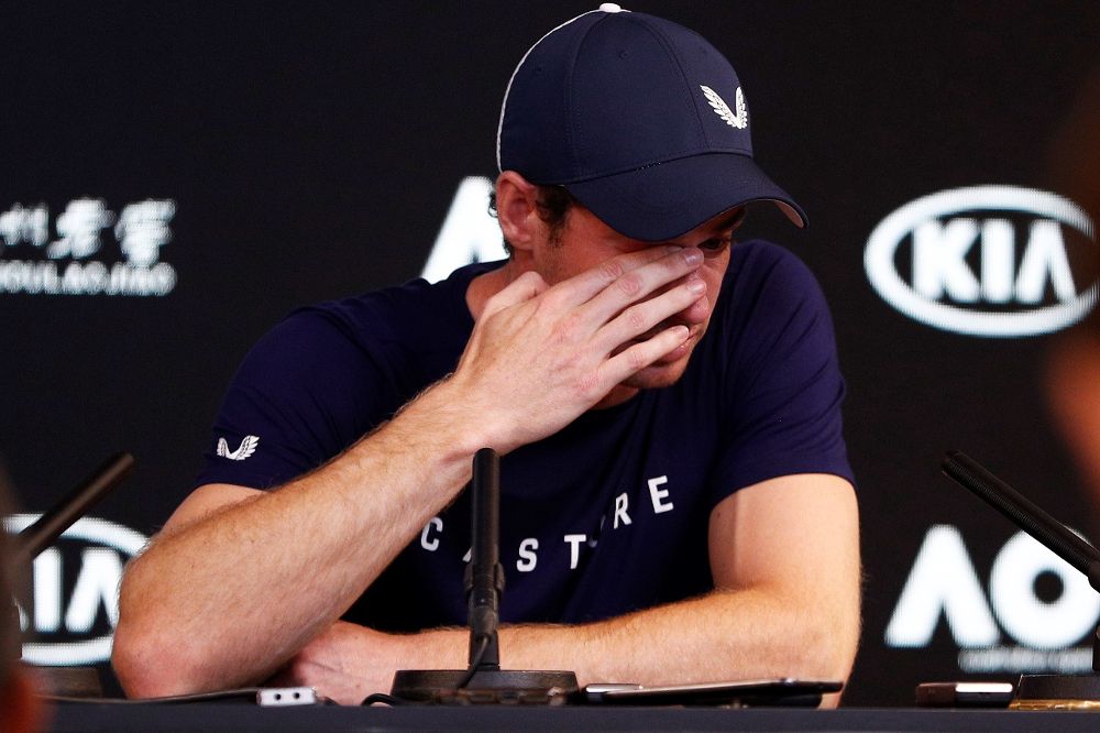 Andy Murray anuncia su decisión mientras se seca las lágrimas.