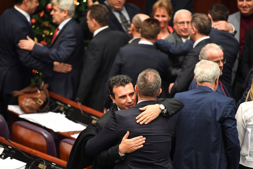 Zoran Zaev (c), saluda a varios parlamentarios tras la votación en el Parlamento en Skopje.