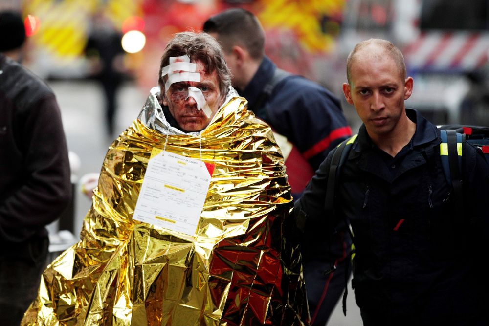 Un herido recibe asistencia tras la fuerte explosión registrada en una panadería del centro de París, Francia.