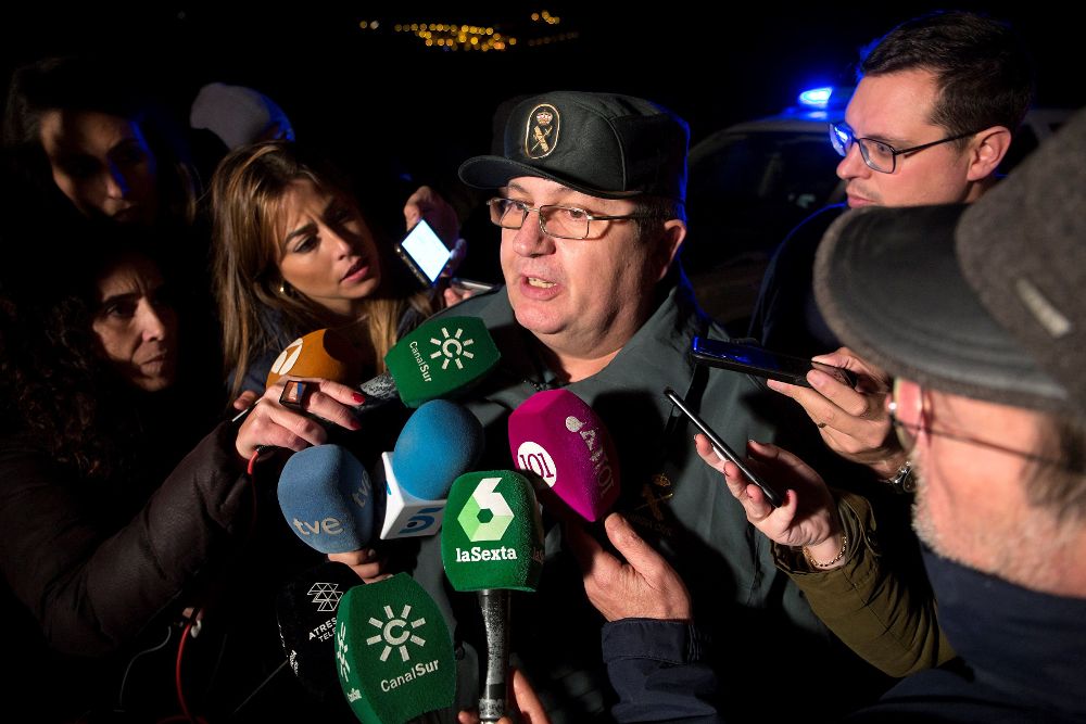 El portavoz de la Guardia Civil en Málaga, Bernardo Molto, atiende a los medios de comunicación para informar de las labores de rescate del niño.