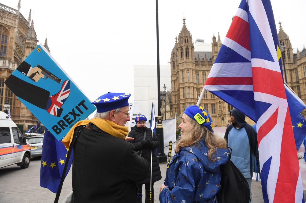 Manifestantes proeuropeos participan en una protesta junto al Parlamento británico en Londres.