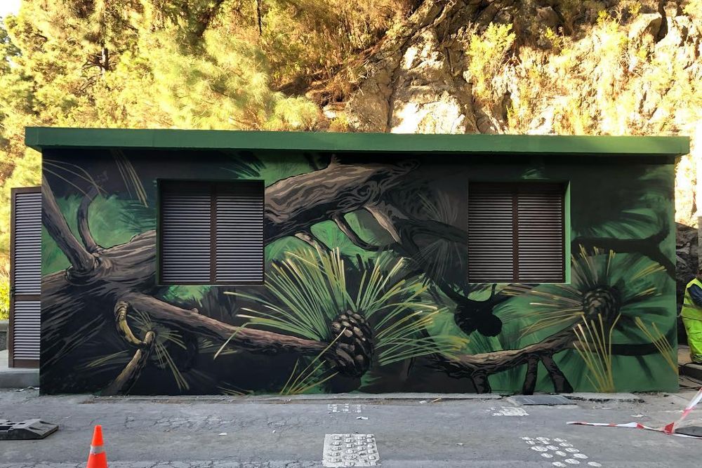 Caseta situada a la salidad del túnel viejo con una pintada que muestra la belleza del pino canario. 