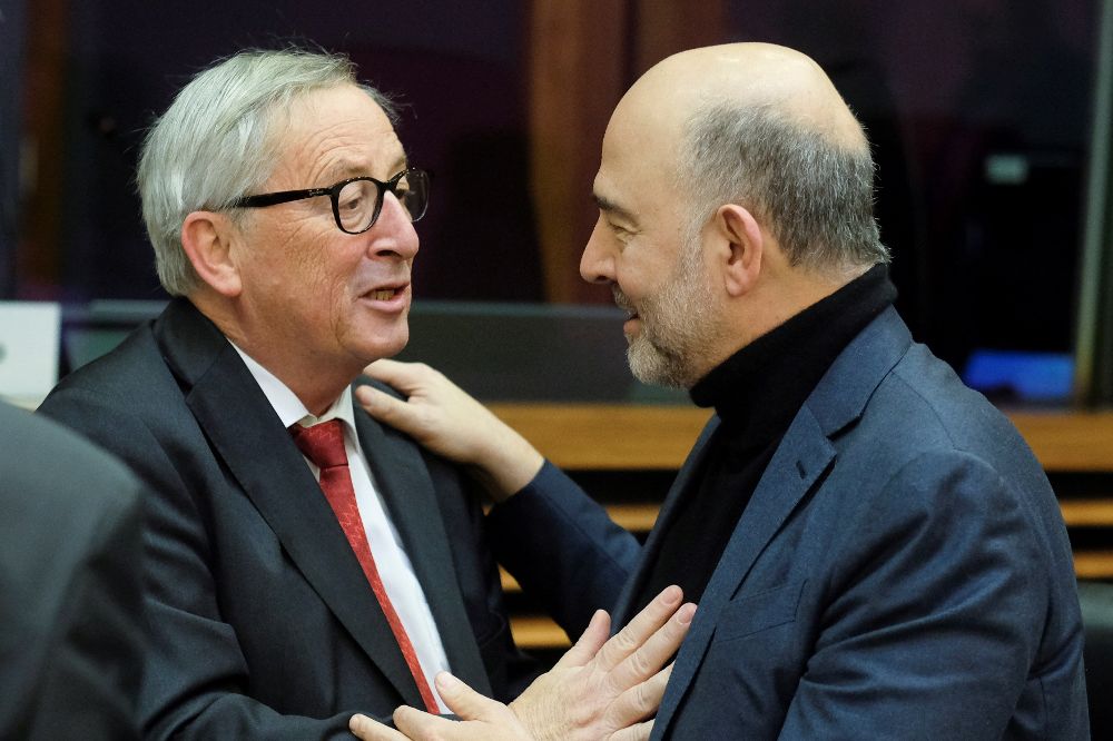 El presidente de la Comisión Europea, Jean-Claude Juncker (i), y el comisario europeo de Asuntos Económicos, Pierre Moscovici , conversan antes del comienzo de la reunión del Colegio de Comisarios.