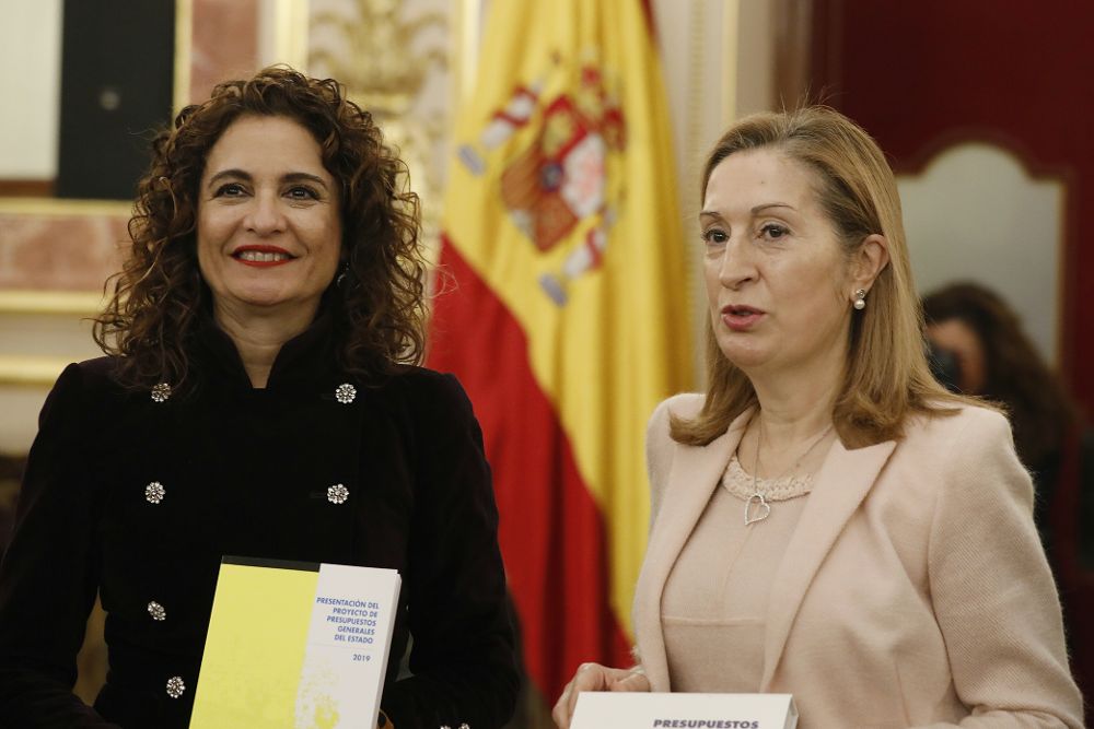 La ministra de Hacienda, María Jesús Montero (i) junto a la presidenta del Congreso de los Diputados, Ana Pastor, durante la presentación de los Presupuestos Generales del Estado.