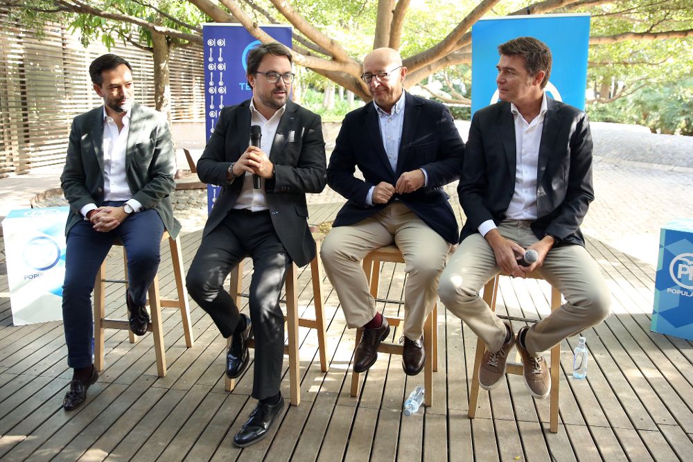 El presidente del PP de Canarias, Asier Antona (2ºi), presentó hoy a Lope Afonso (i) y Guillermo Díaz-Guerra (d), como candidatos.