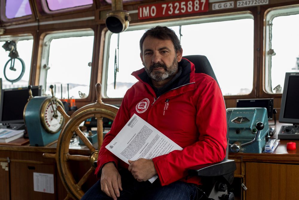 El fundador de la ONG Open Arms, Oscar Camps, lee el despacho enviado por el Ministerio de Fomento a través de la Capitanía Marítima de Barcelona que les deniega el permiso para zarpar hacia el Mediterráneo central.